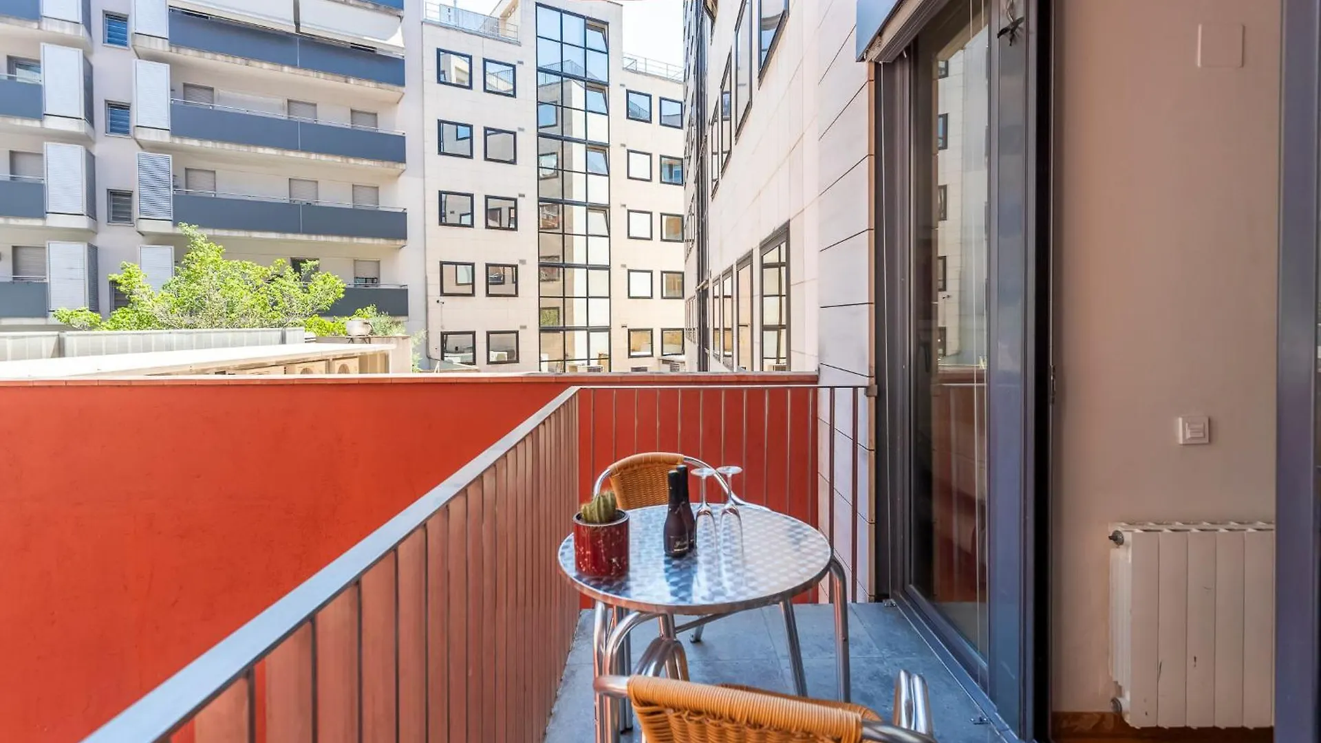 My Space Emirates - Fully Equipped Apartments Near The Beach With Shared Pool Barcelona Spain