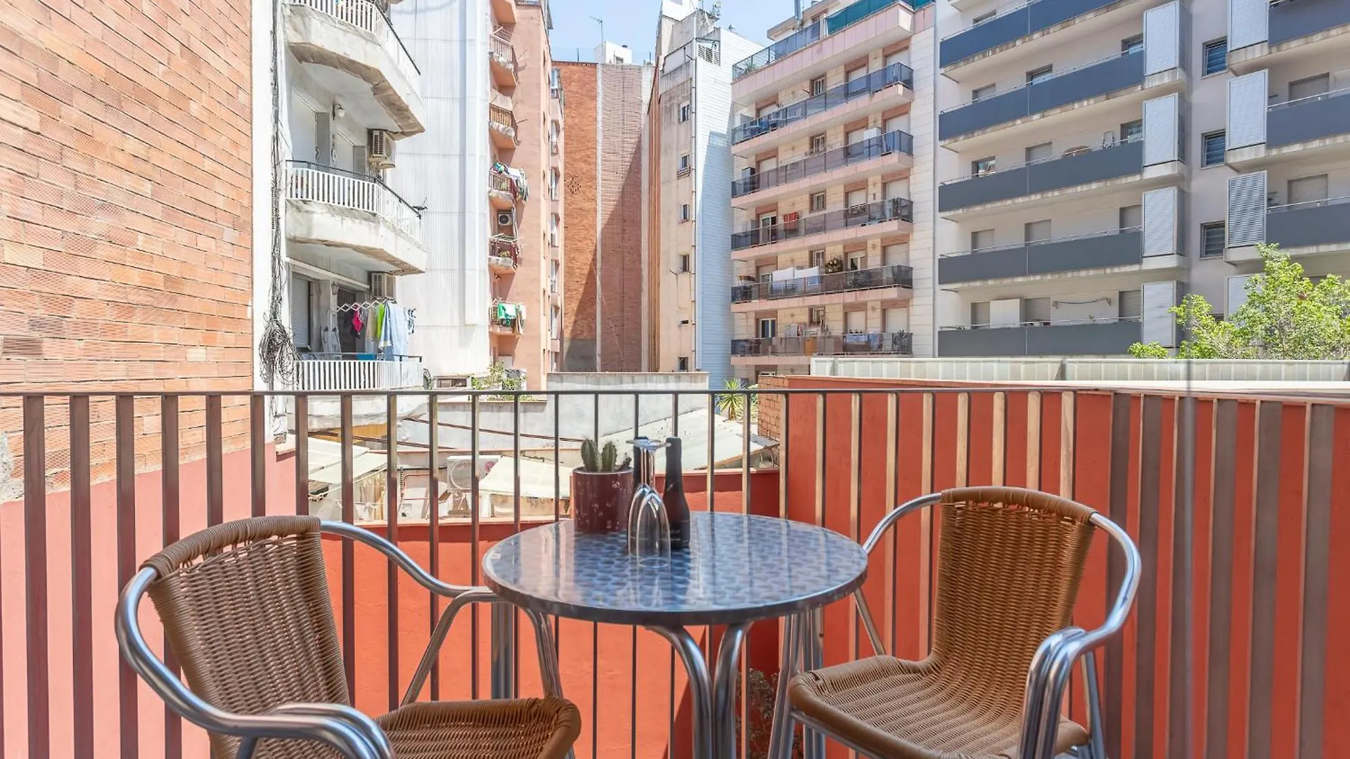 My Space Emirates - Fully Equipped Apartments Near The Beach With Shared Pool Barcelona 0*,