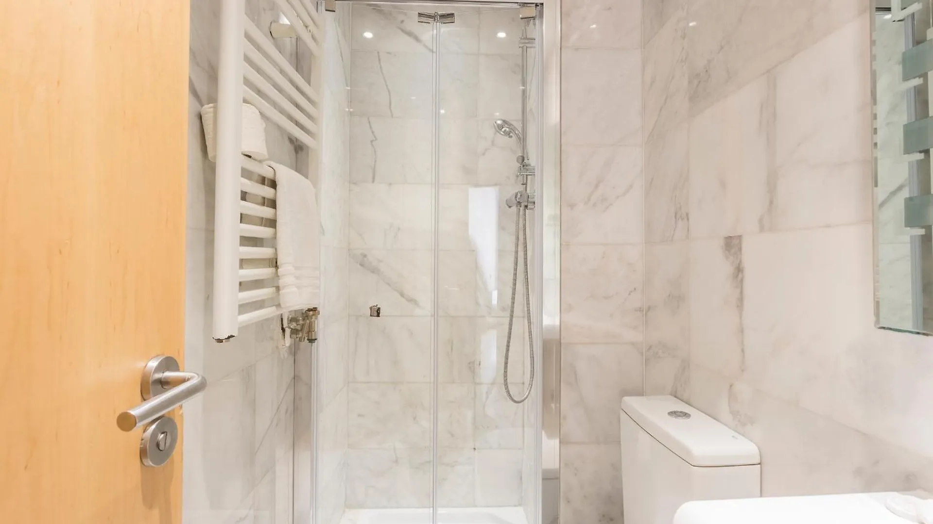 My Space Emirates - Fully Equipped Apartments Near The Beach With Shared Pool Barcelona