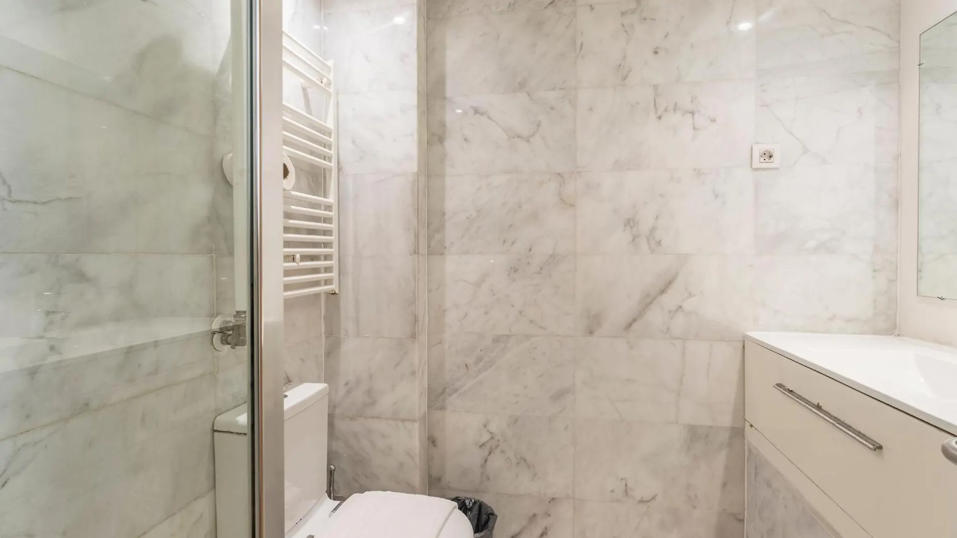 My Space Emirates - Fully Equipped Apartments Near The Beach With Shared Pool Barcelona