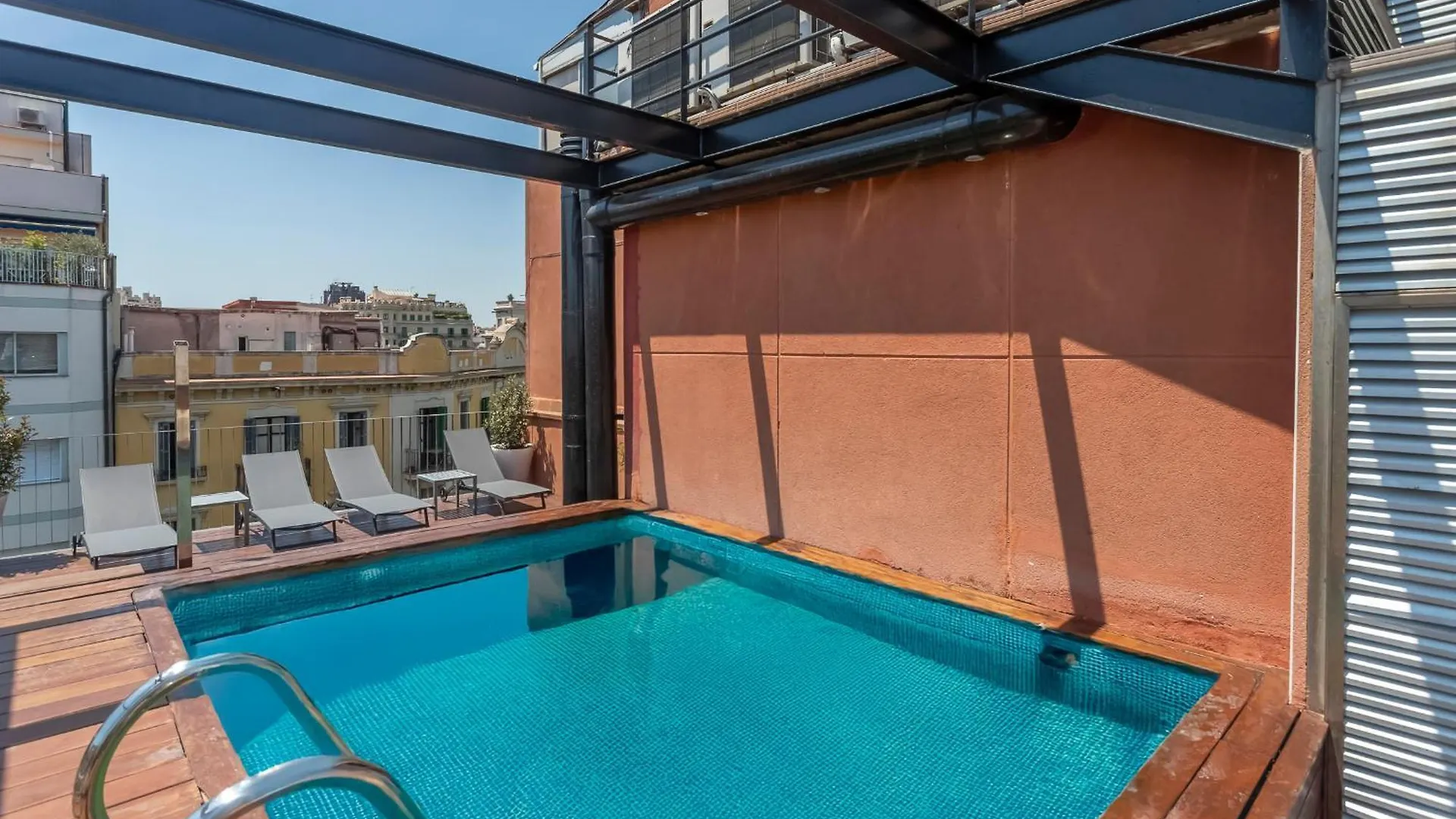 My Space Emirates - Fully Equipped Apartments Near The Beach With Shared Pool Barcelona