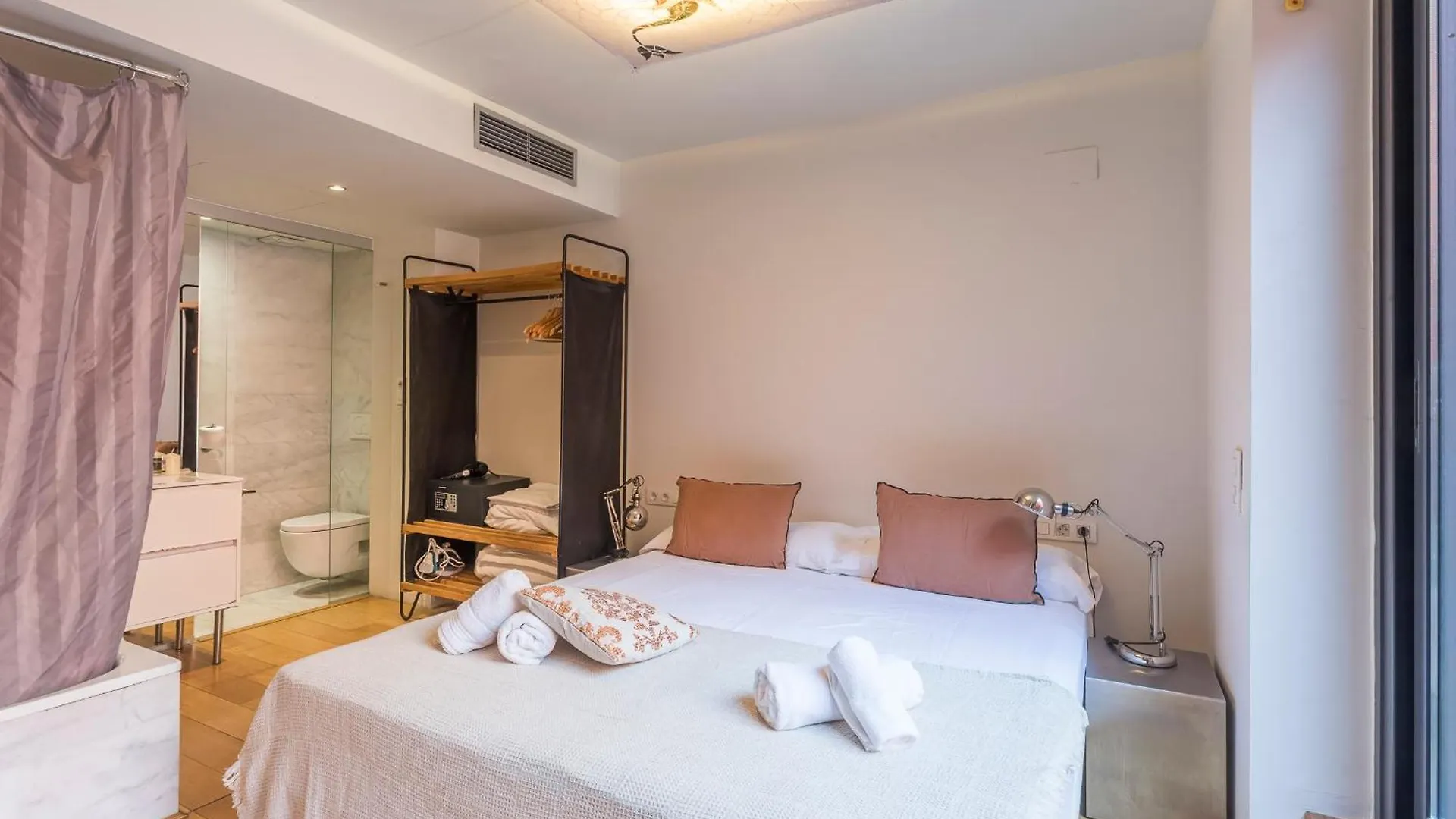 My Space Emirates - Fully Equipped Apartments Near The Beach With Shared Pool Barcelona