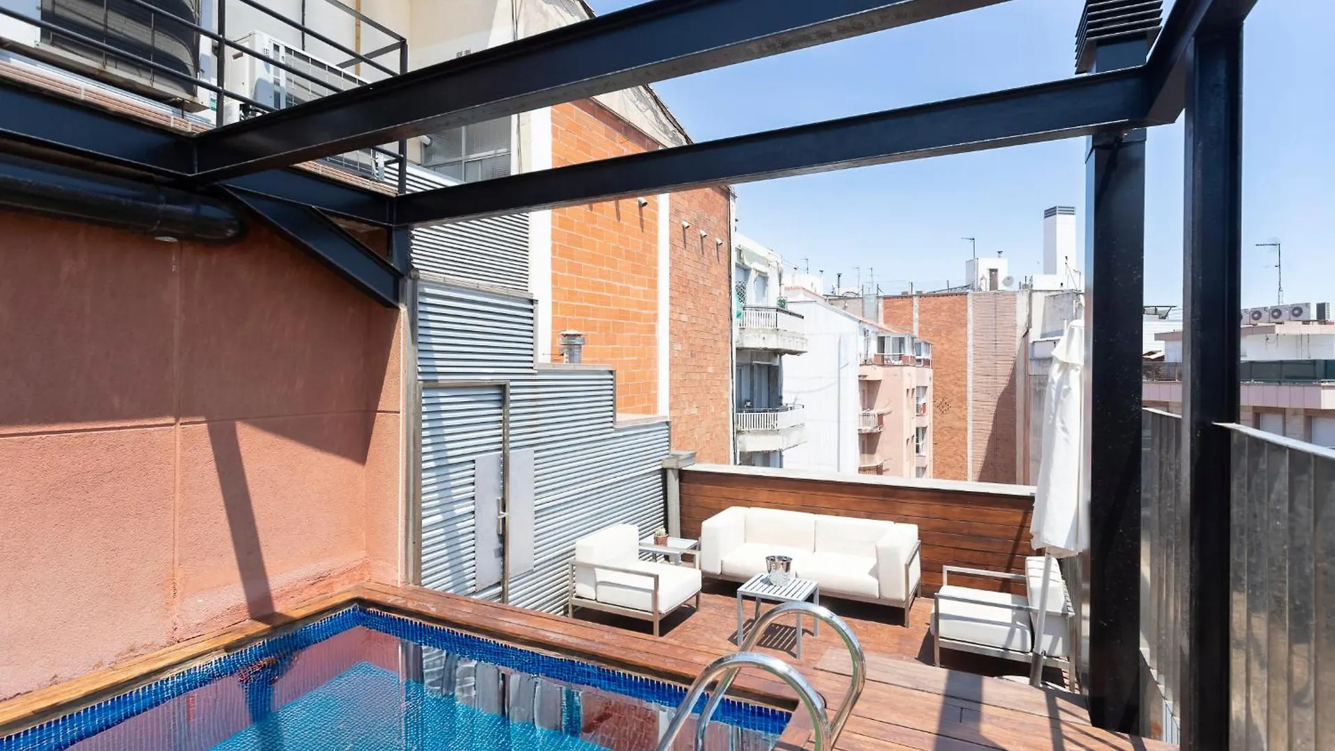 My Space Emirates - Fully Equipped Apartments Near The Beach With Shared Pool Barcelona