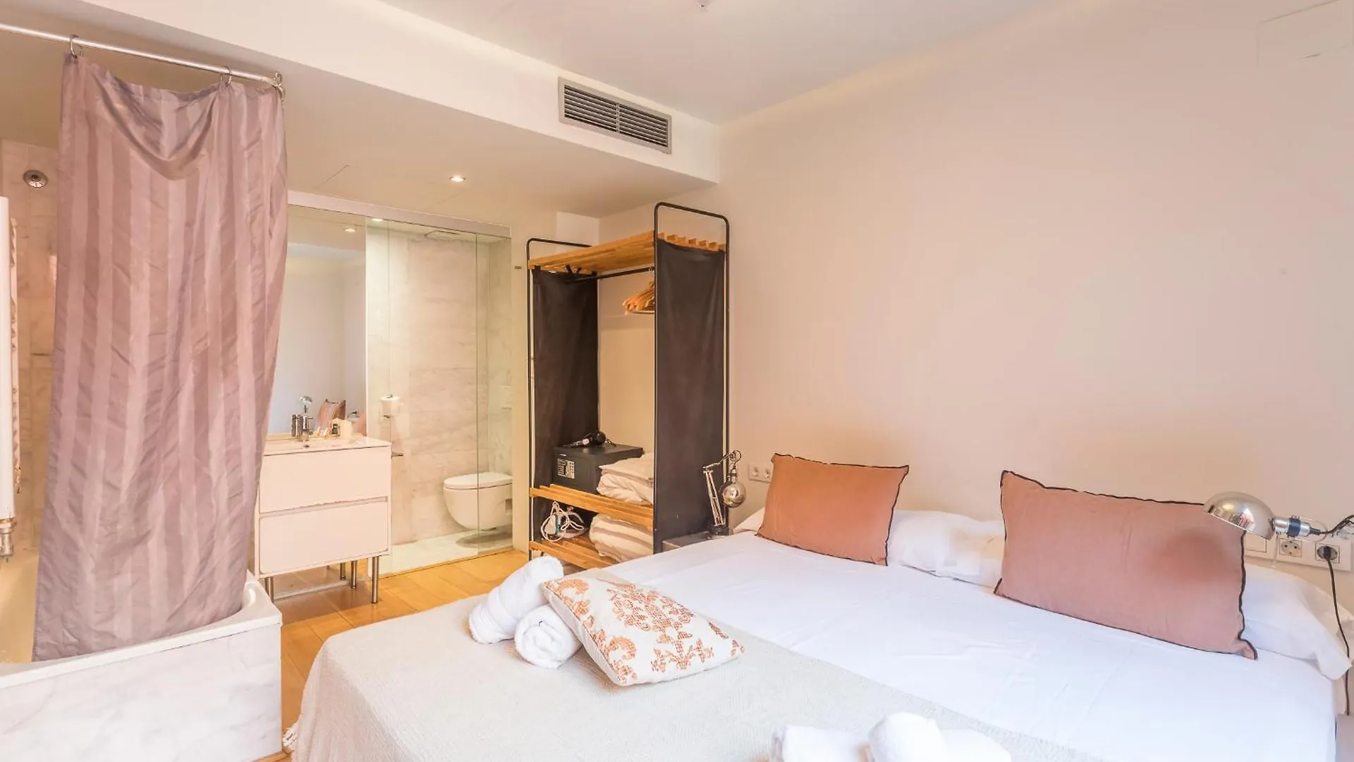 My Space Emirates - Fully Equipped Apartments Near The Beach With Shared Pool Barcelona
